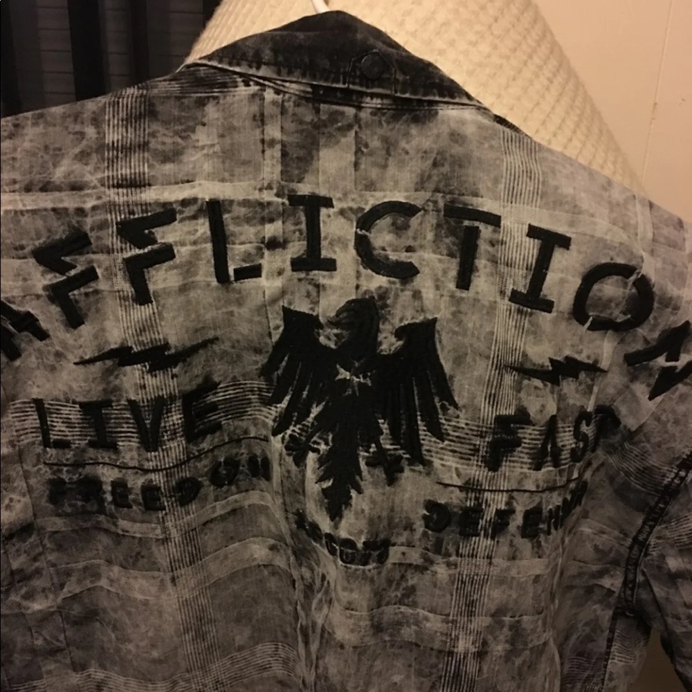 Men’s buckle shirt